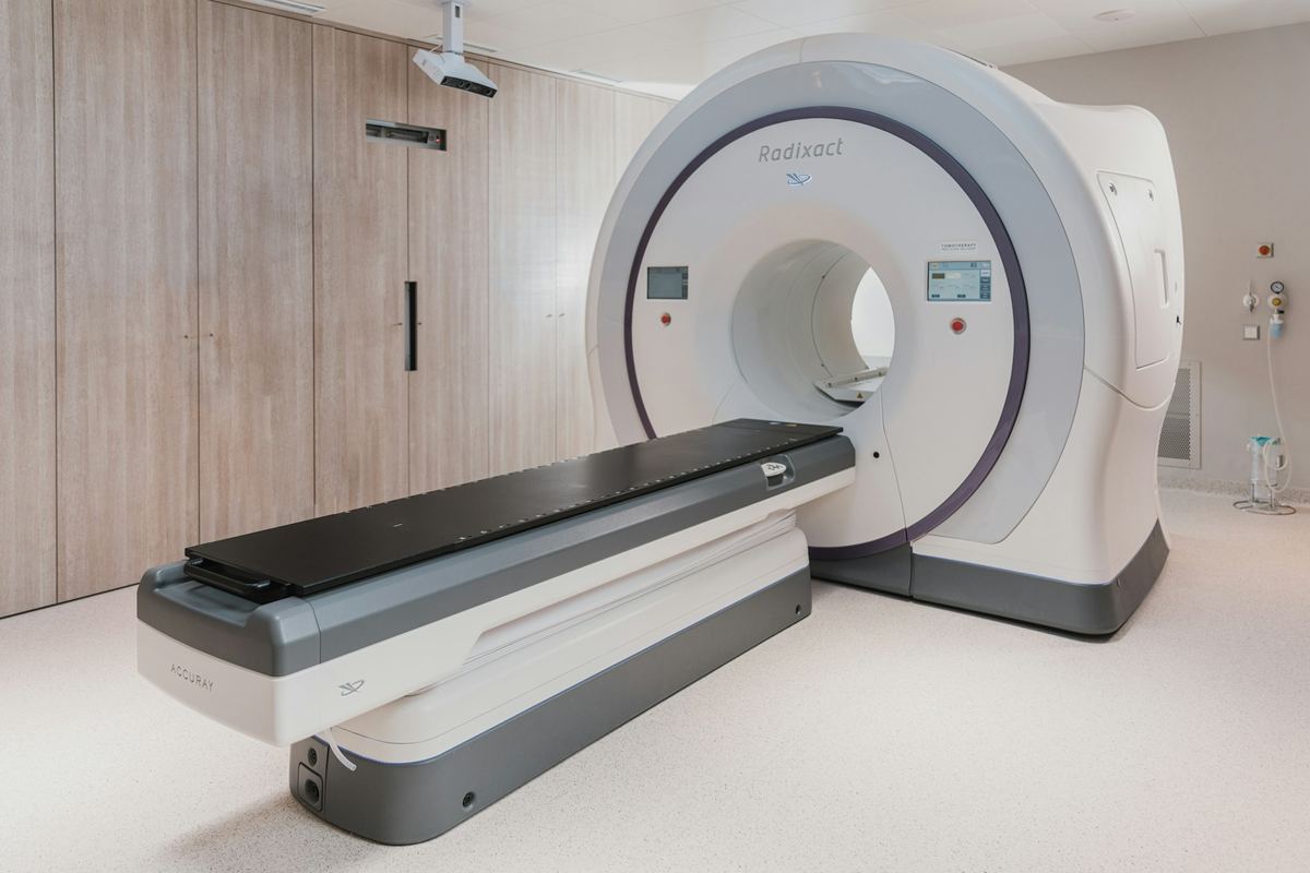 Klinikte hasta masasıyla birlikte bir görüntüleme ve ışın tedavisi cihazı